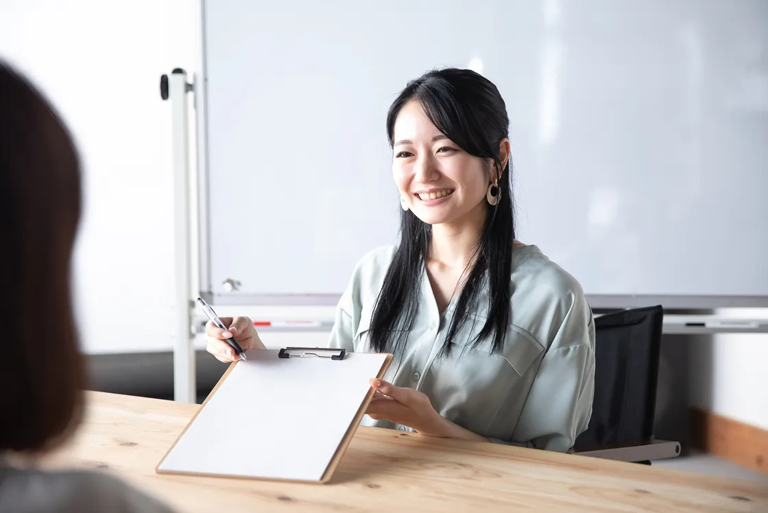 面接対策を受ける女性